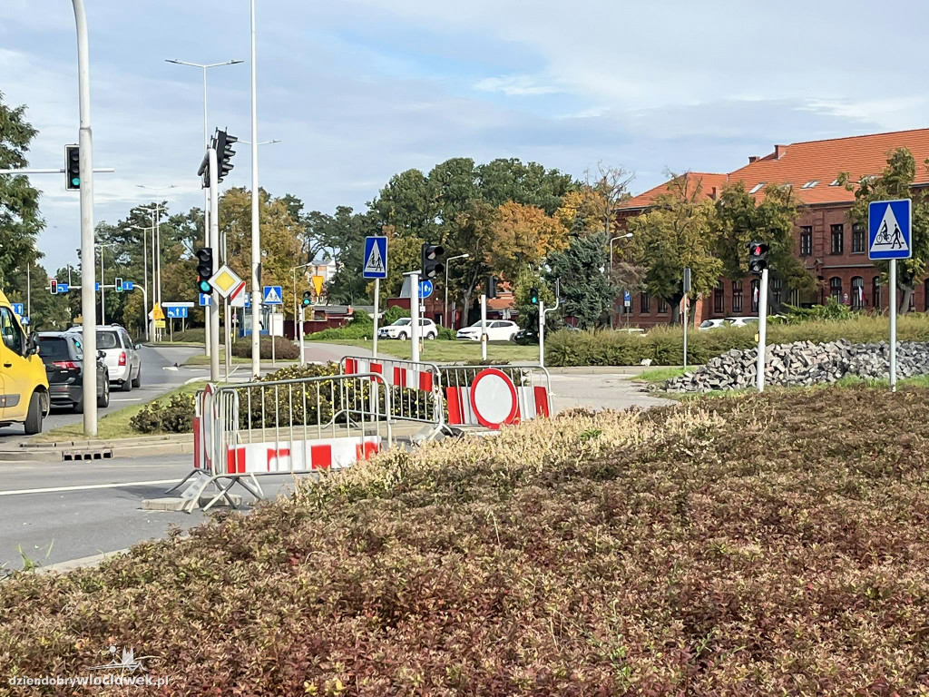 Prace na rondzie przy sądzie