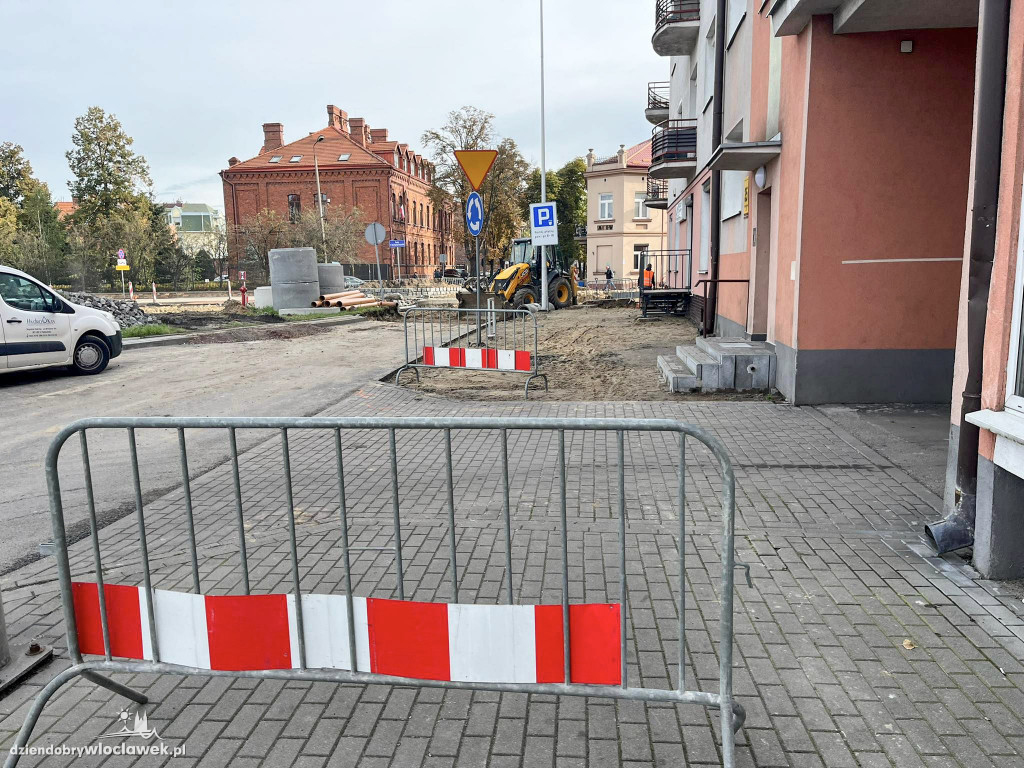 Prace na rondzie przy sądzie