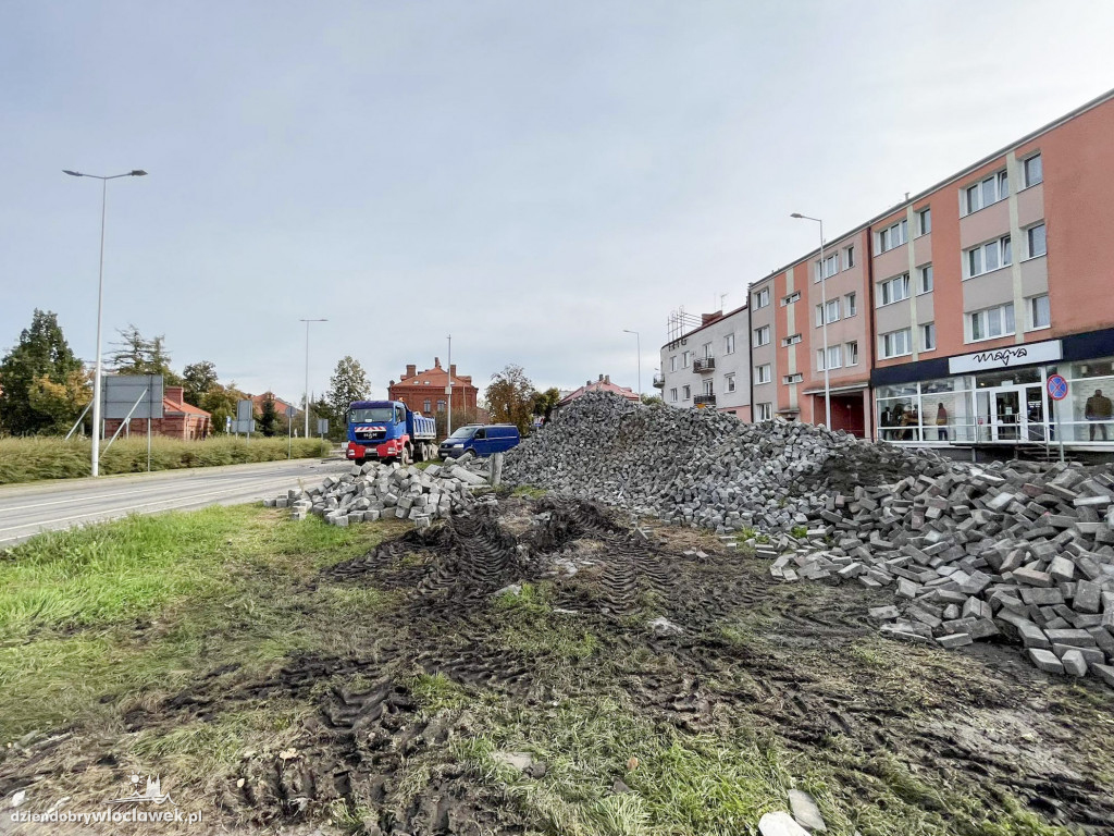 Prace na rondzie przy sądzie