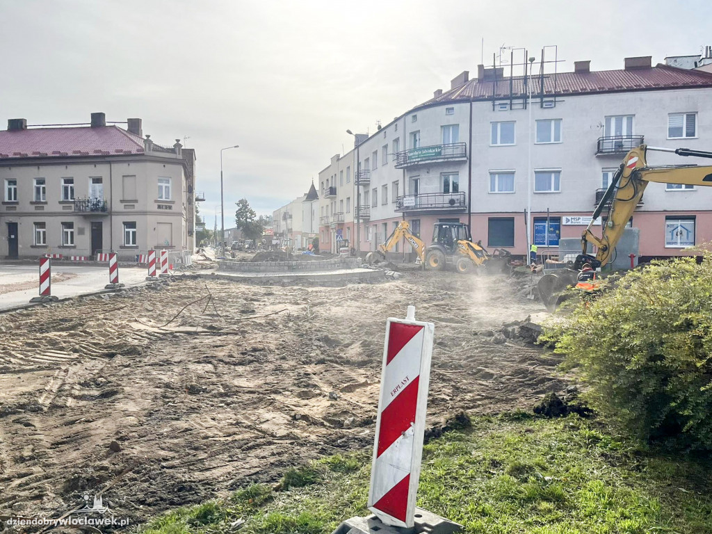 Prace na rondzie przy sądzie