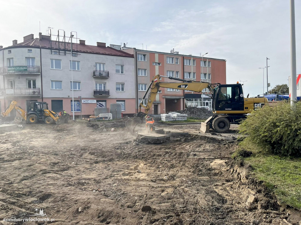 Prace na rondzie przy sądzie