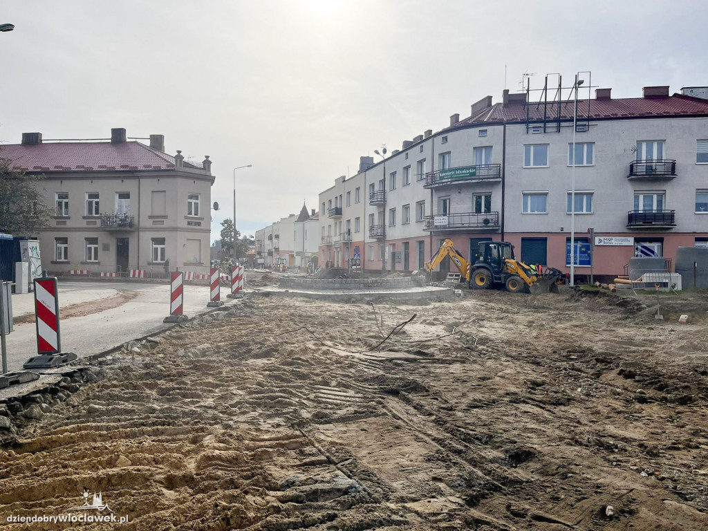 Prace na rondzie przy sądzie
