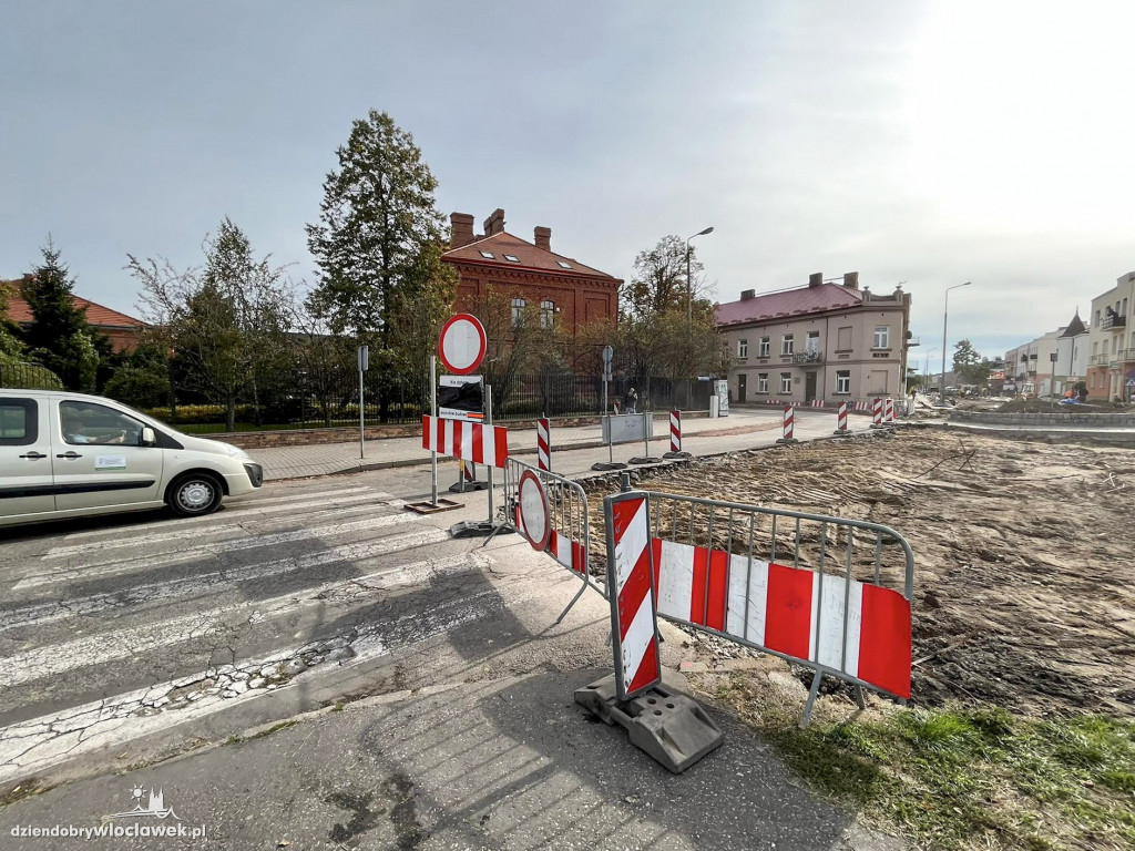 Prace na rondzie przy sądzie