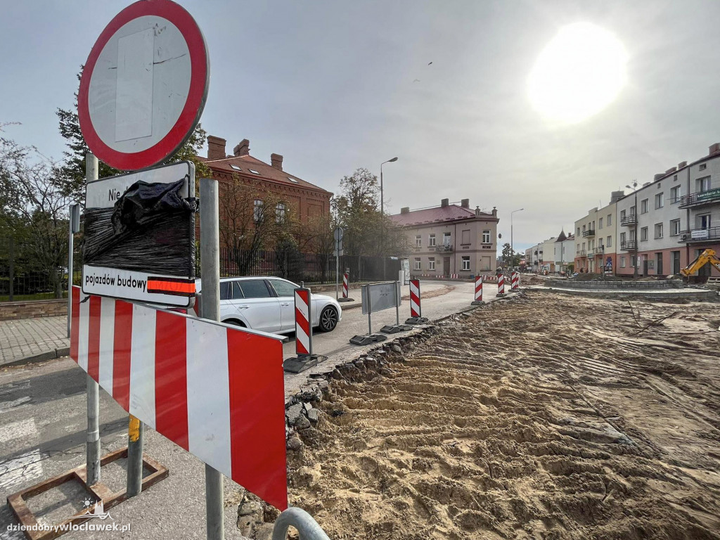 Prace na rondzie przy sądzie