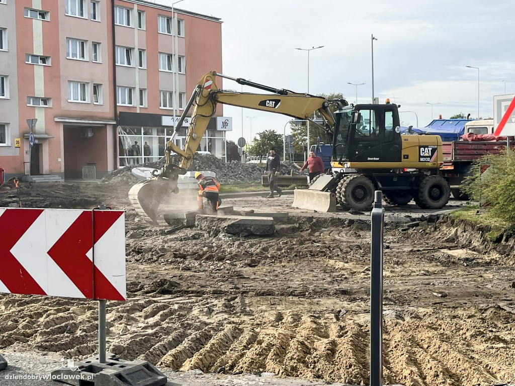 Prace na rondzie przy sądzie