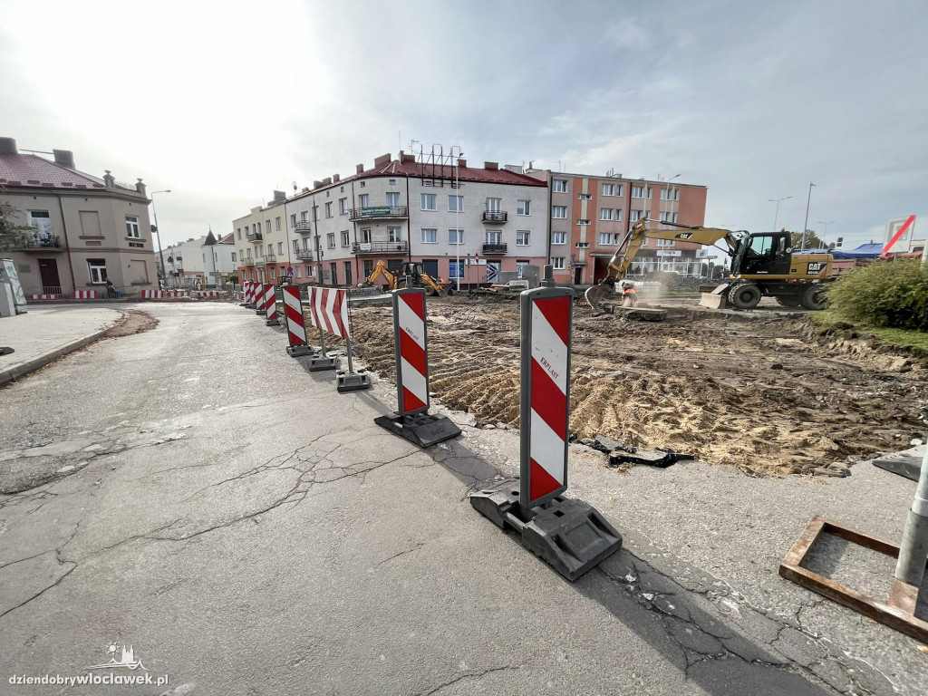 Prace na rondzie przy sądzie