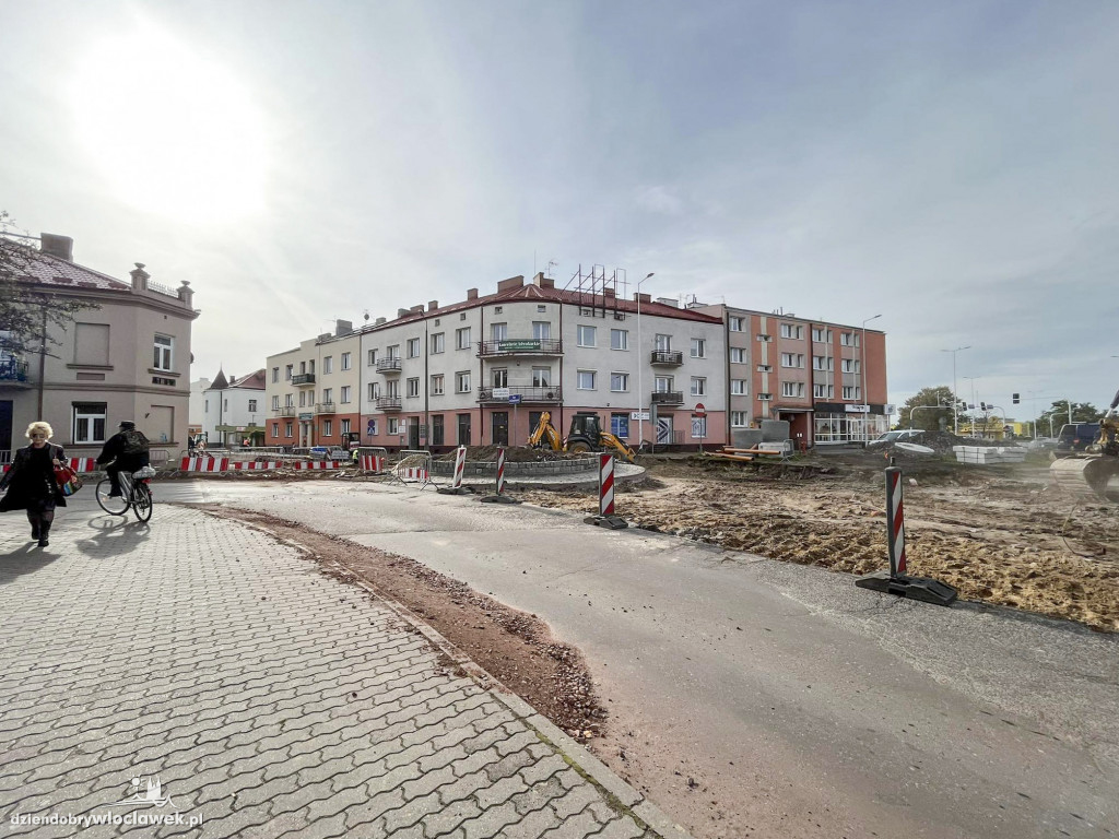 Prace na rondzie przy sądzie