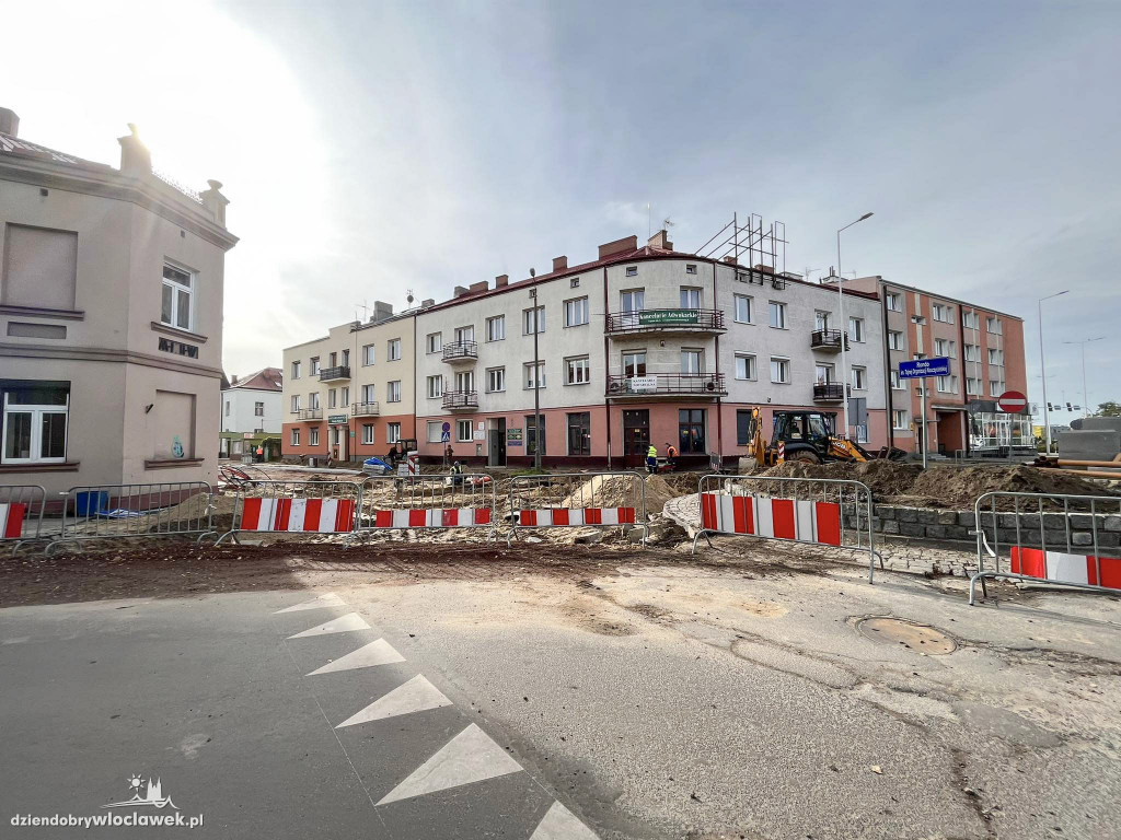 Prace na rondzie przy sądzie