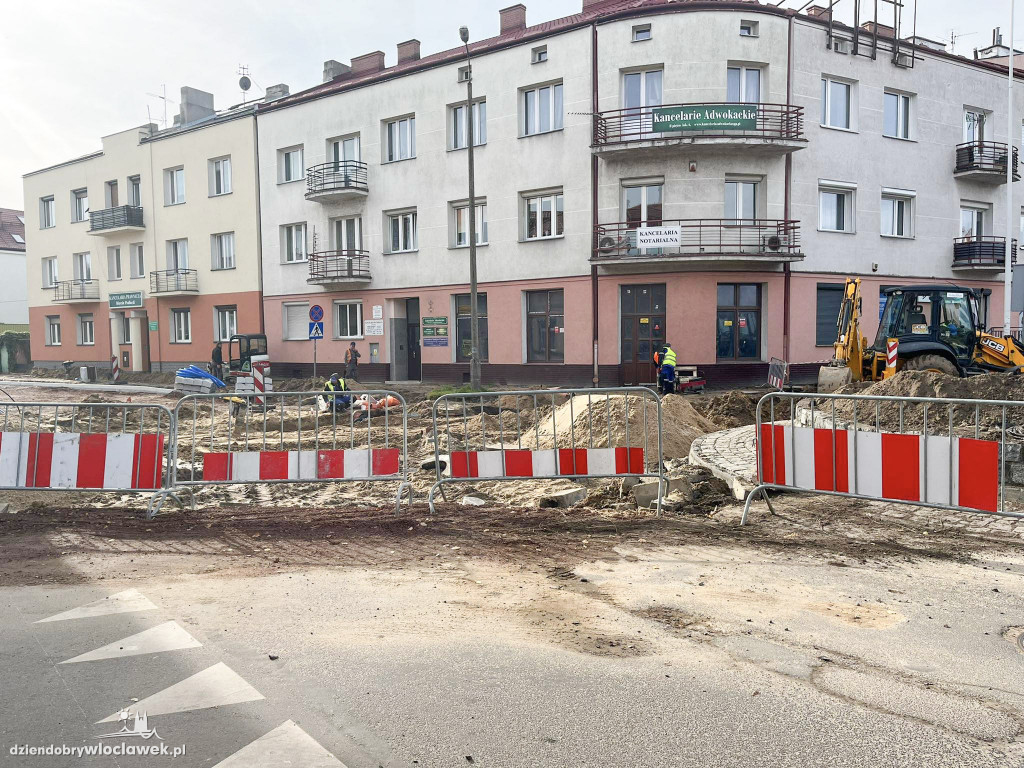 Prace na rondzie przy sądzie