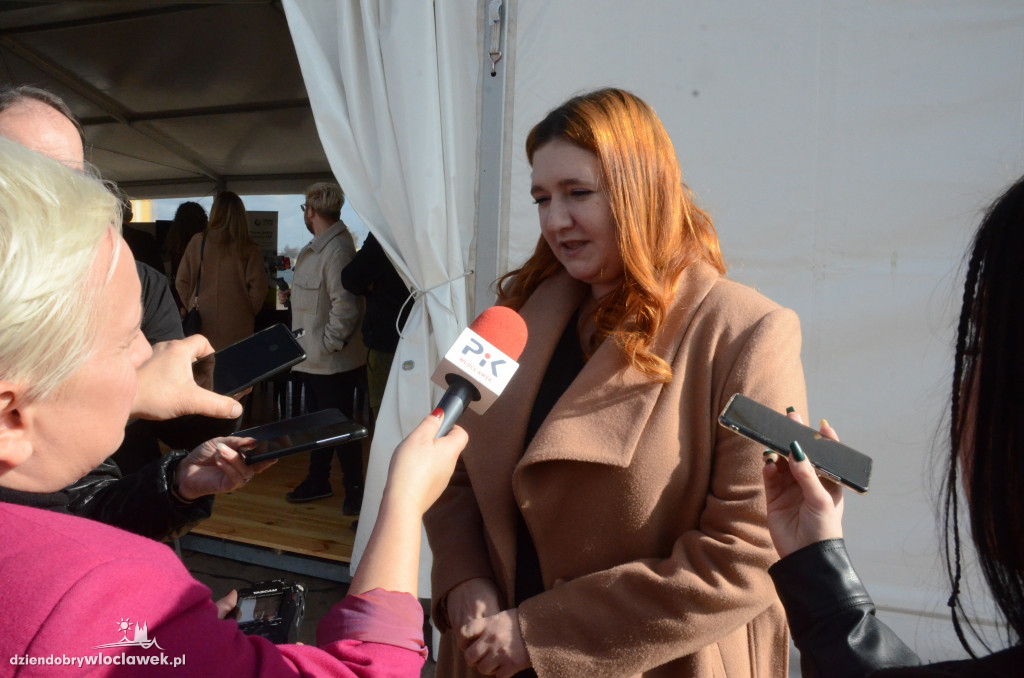 Wbicie pierwszej łopaty na placu cyrkowym