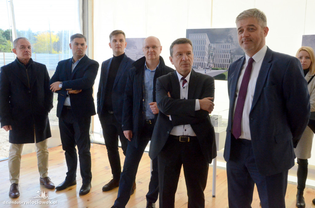 Wbicie pierwszej łopaty na placu cyrkowym