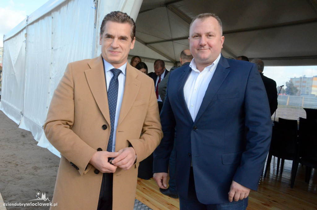 Wbicie pierwszej łopaty na placu cyrkowym