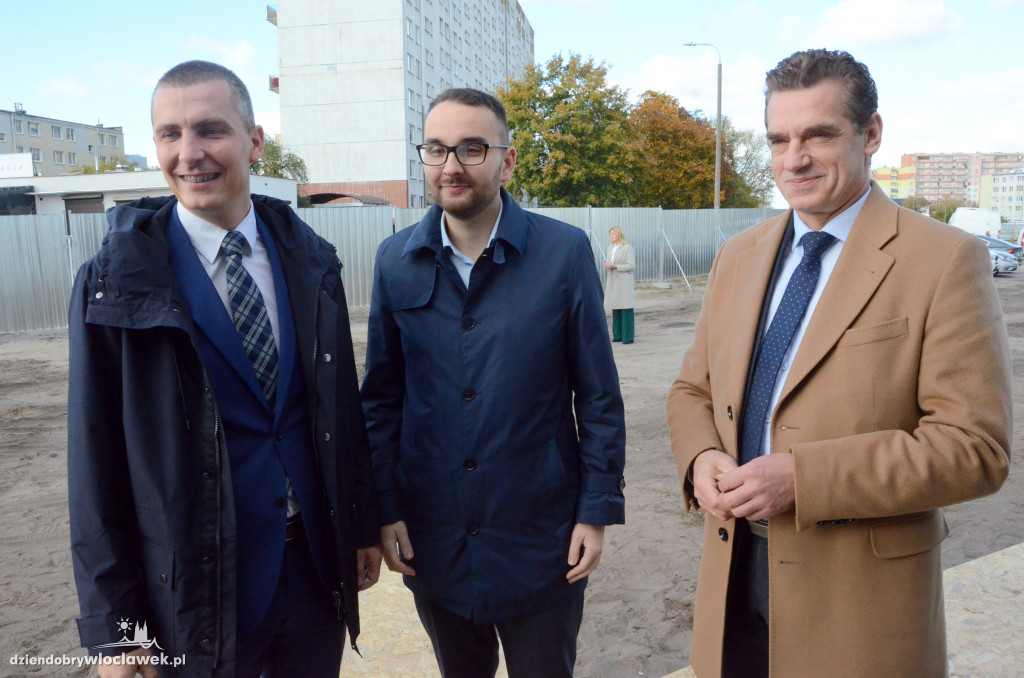 Wbicie pierwszej łopaty na placu cyrkowym
