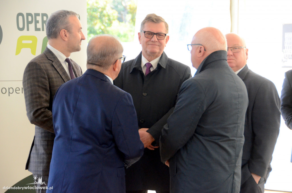 Wbicie pierwszej łopaty na placu cyrkowym