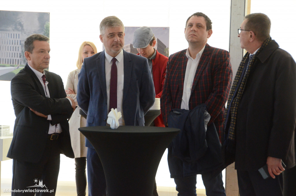 Wbicie pierwszej łopaty na placu cyrkowym