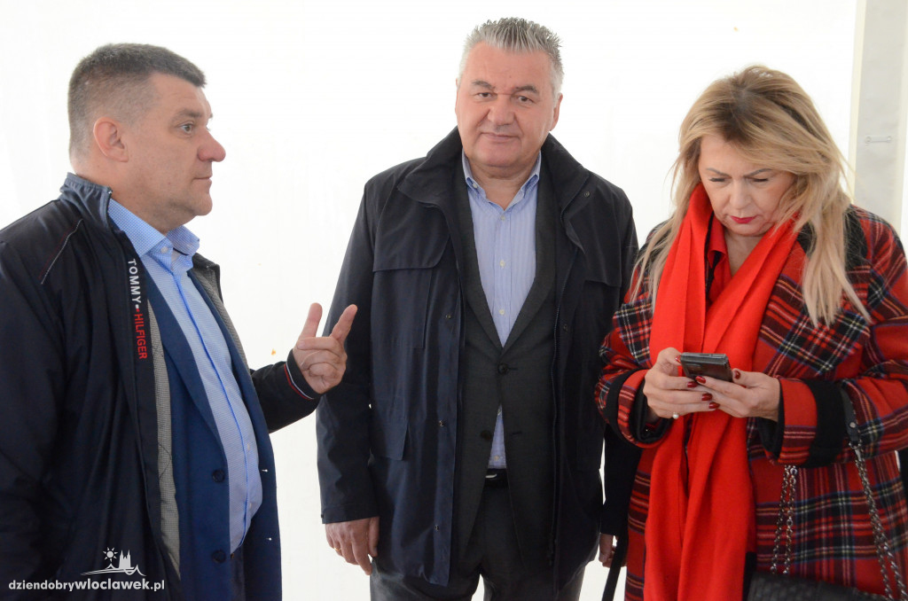 Wbicie pierwszej łopaty na placu cyrkowym