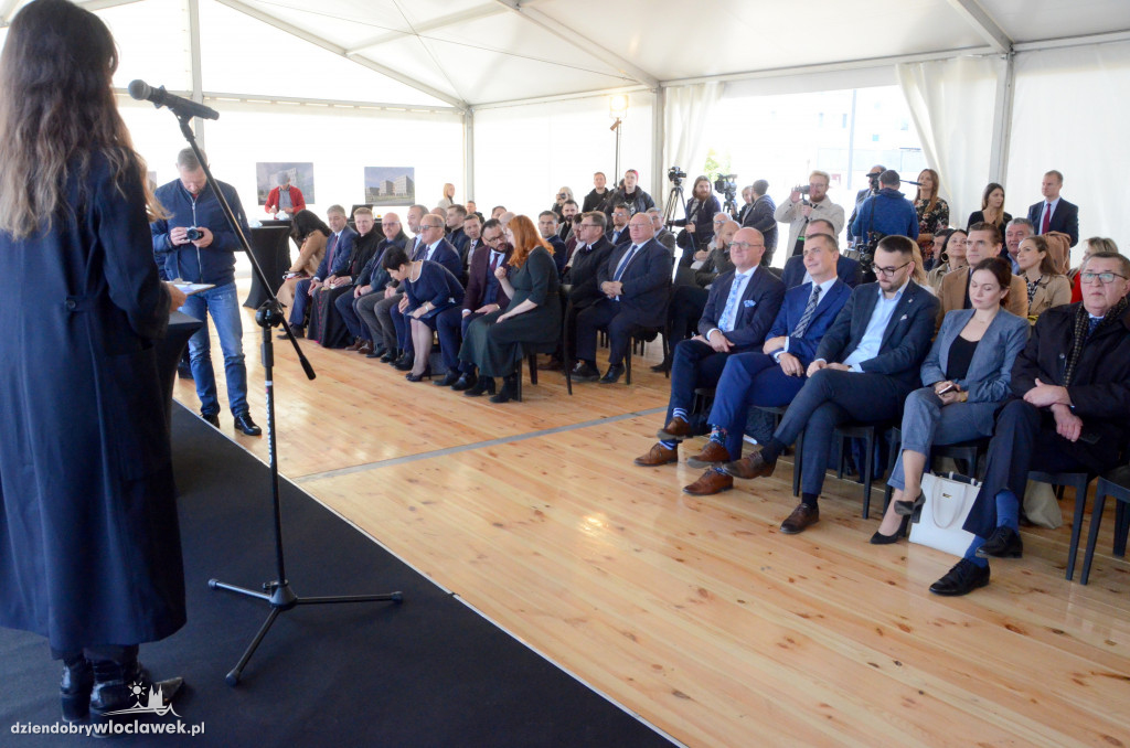 Wbicie pierwszej łopaty na placu cyrkowym