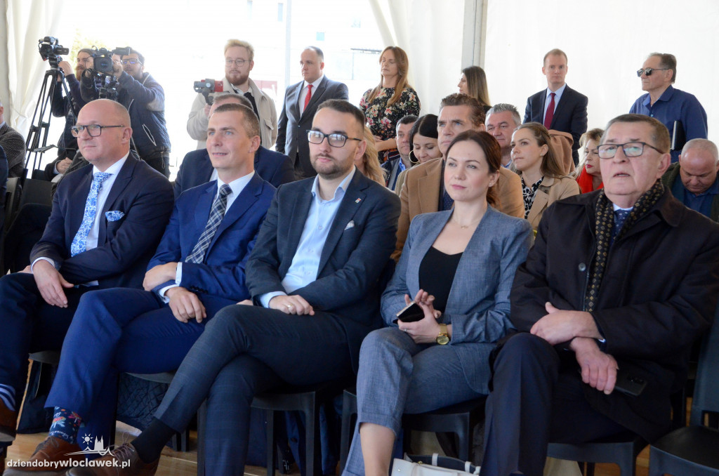 Wbicie pierwszej łopaty na placu cyrkowym