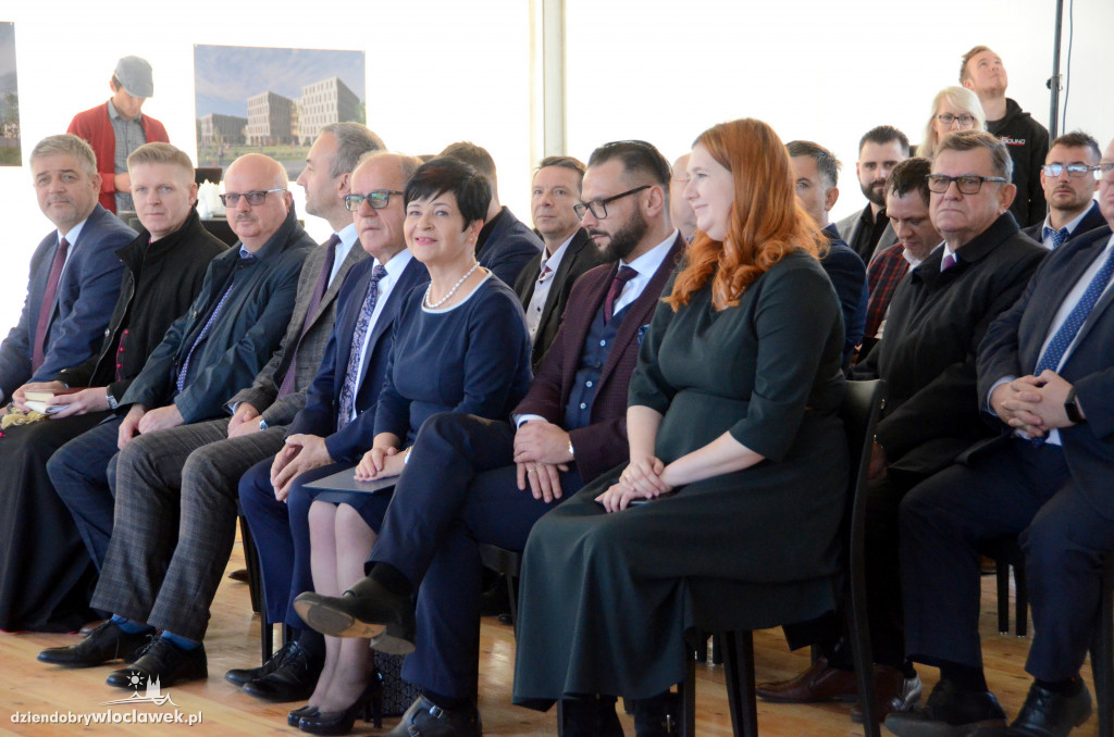 Wbicie pierwszej łopaty na placu cyrkowym
