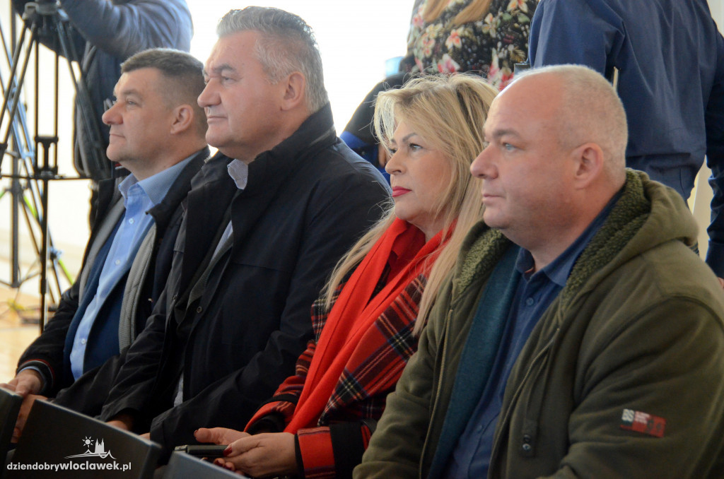 Wbicie pierwszej łopaty na placu cyrkowym