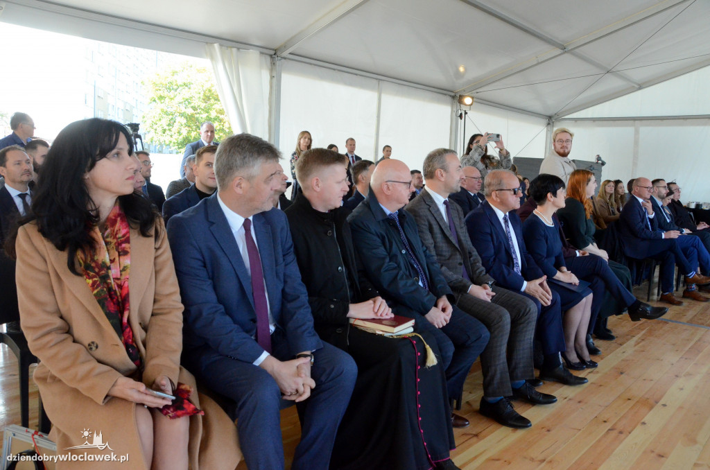 Wbicie pierwszej łopaty na placu cyrkowym