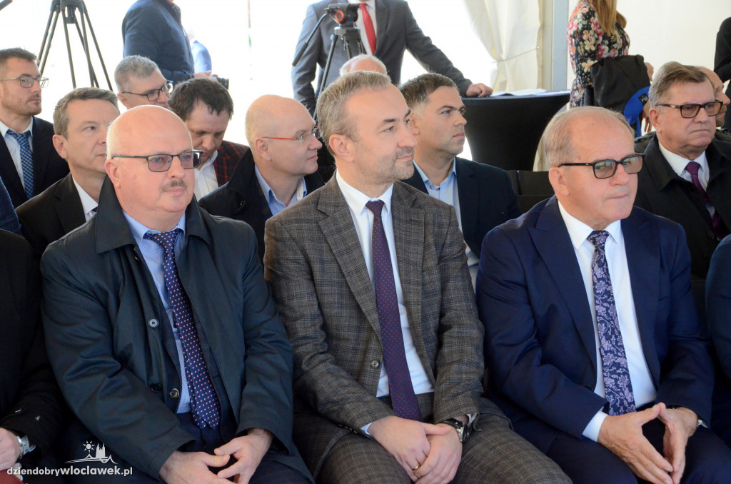 Wbicie pierwszej łopaty na placu cyrkowym