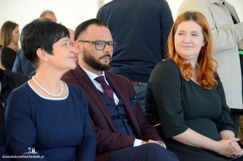 Wbicie pierwszej łopaty na placu cyrkowym