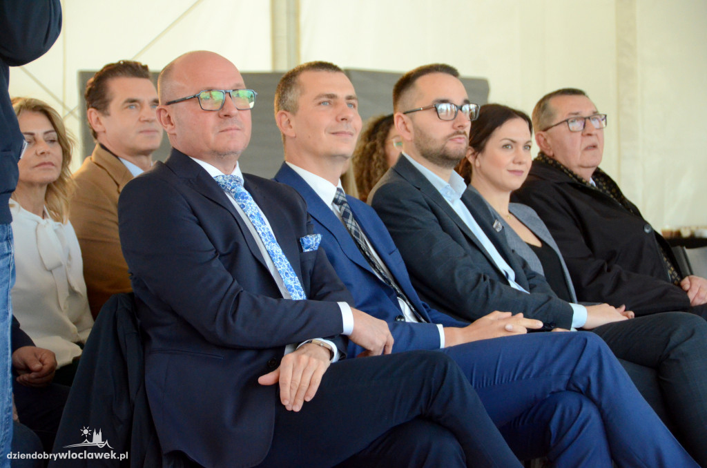 Wbicie pierwszej łopaty na placu cyrkowym