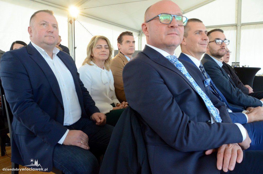 Wbicie pierwszej łopaty na placu cyrkowym