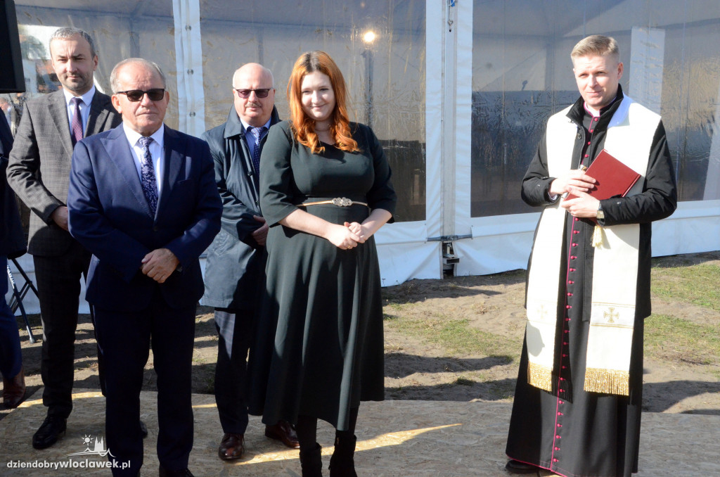 Wbicie pierwszej łopaty na placu cyrkowym