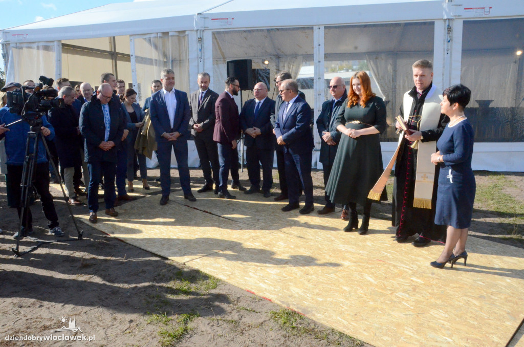 Wbicie pierwszej łopaty na placu cyrkowym