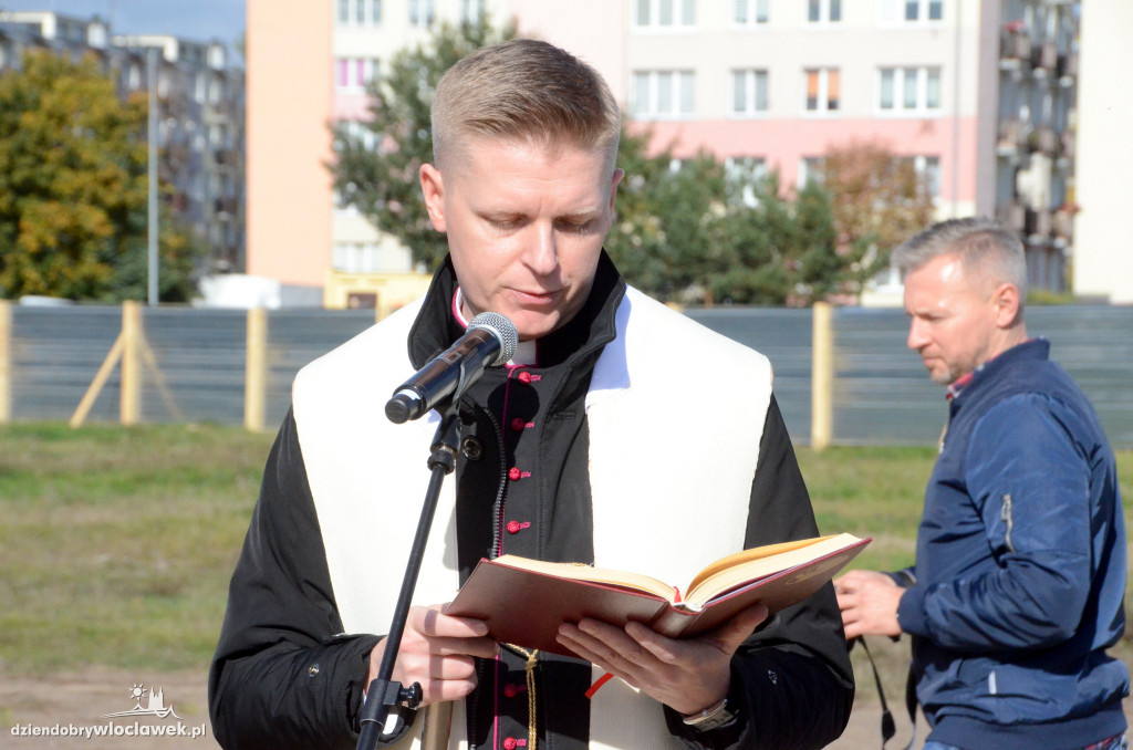 Wbicie pierwszej łopaty na placu cyrkowym