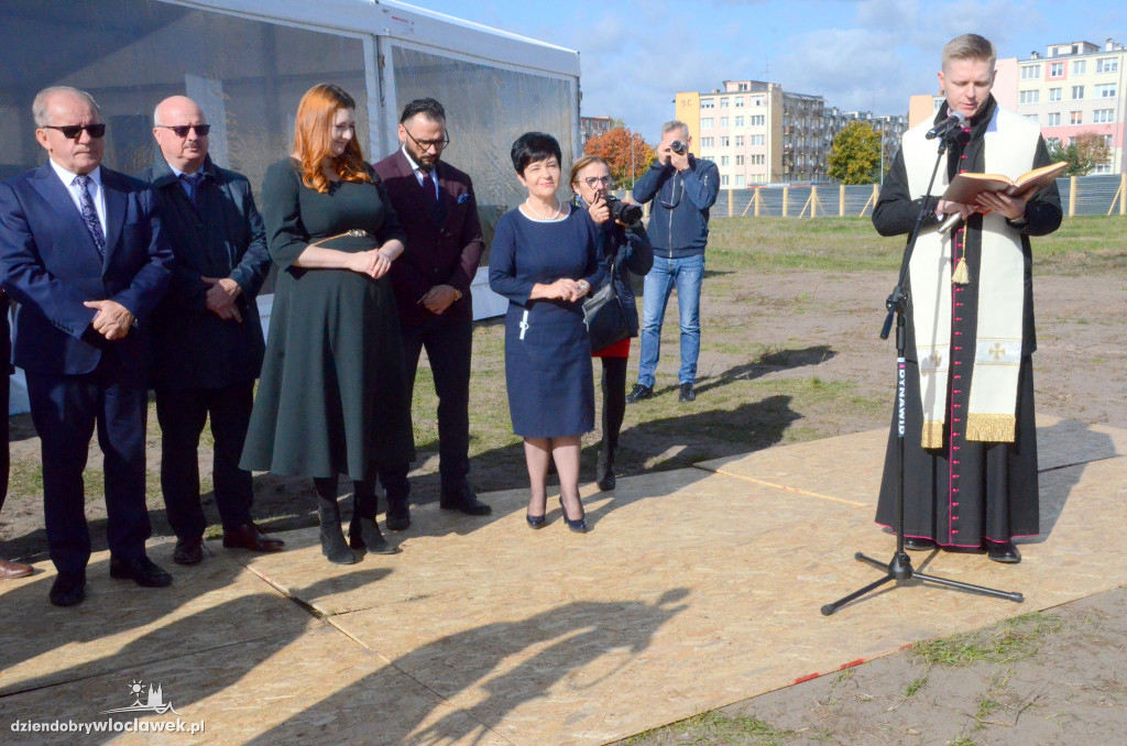 Wbicie pierwszej łopaty na placu cyrkowym