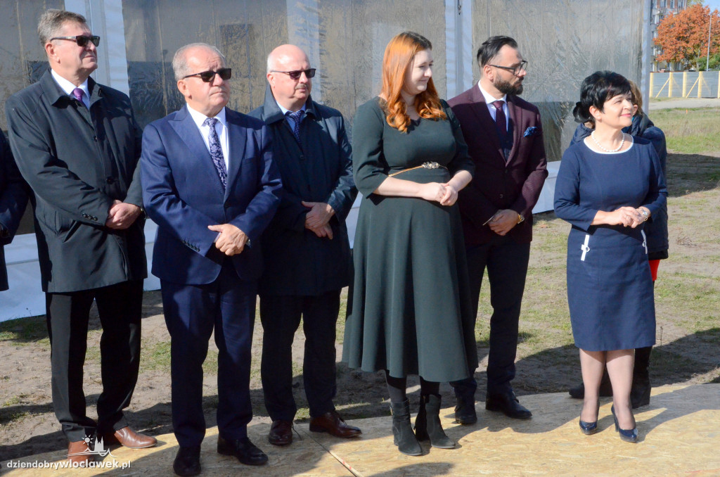Wbicie pierwszej łopaty na placu cyrkowym
