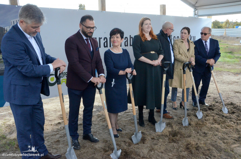 Wbicie pierwszej łopaty na placu cyrkowym