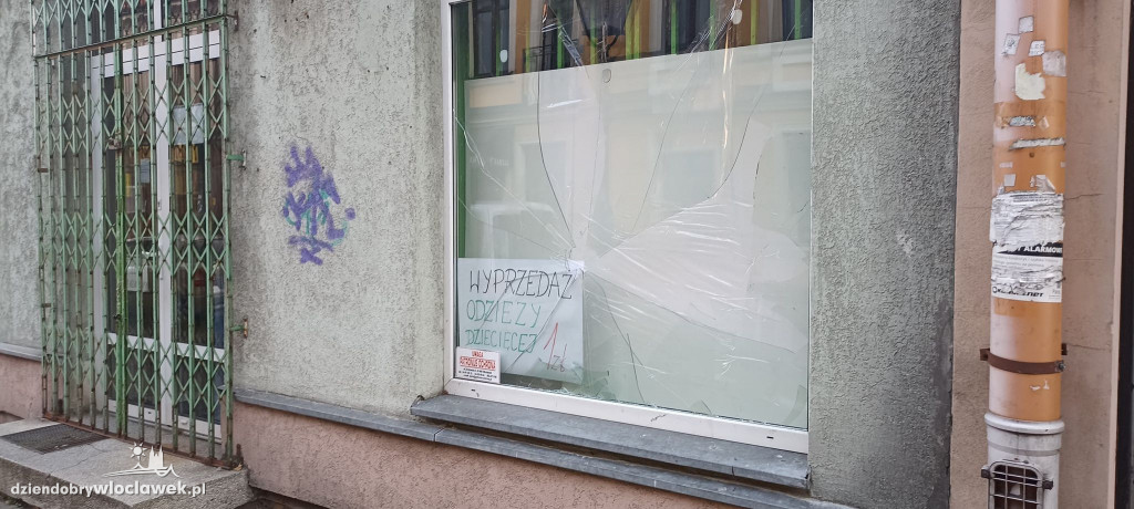 Powybijane szyby w sklepach przy Rzemieślniczej
