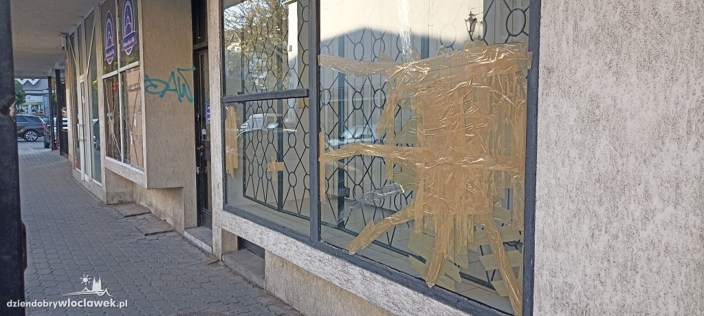 Powybijane szyby w sklepach przy Rzemieślniczej
