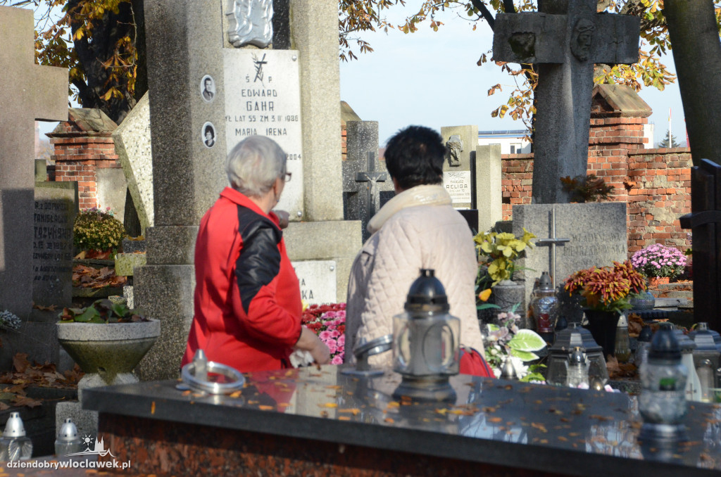 Włocławianie ruszyli na cmentarze