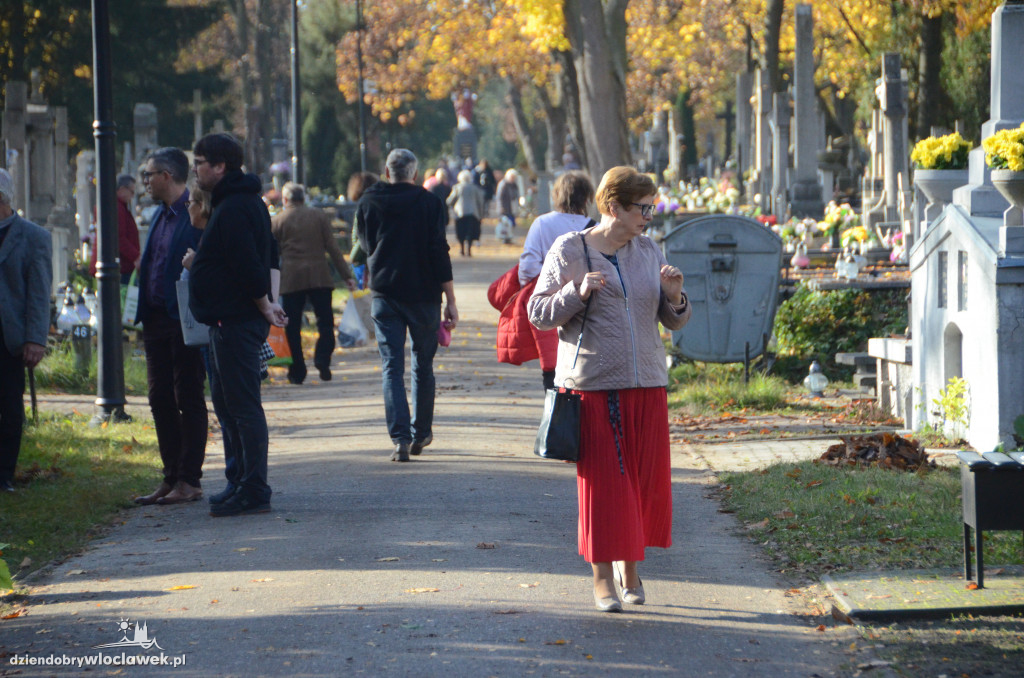 Włocławianie ruszyli na cmentarze