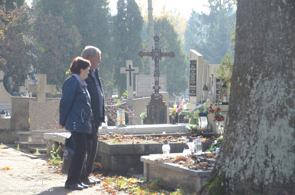 Włocławianie ruszyli na cmentarze