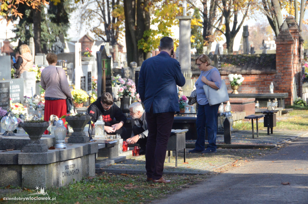 Włocławianie ruszyli na cmentarze