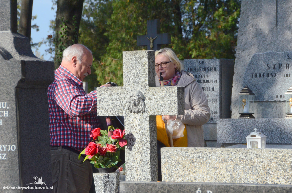 Włocławianie ruszyli na cmentarze