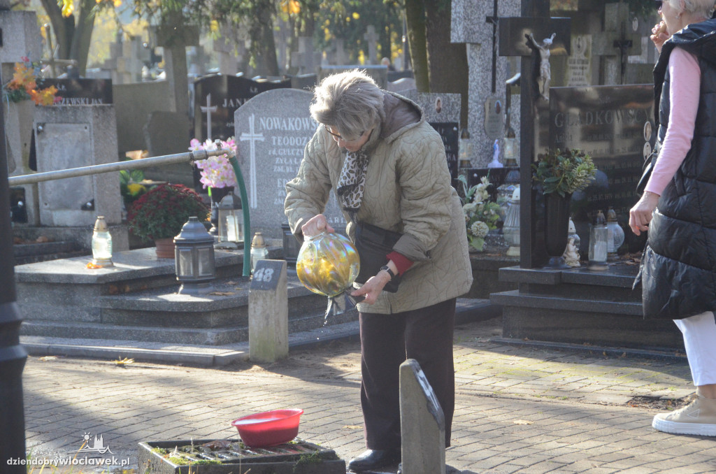 Włocławianie ruszyli na cmentarze