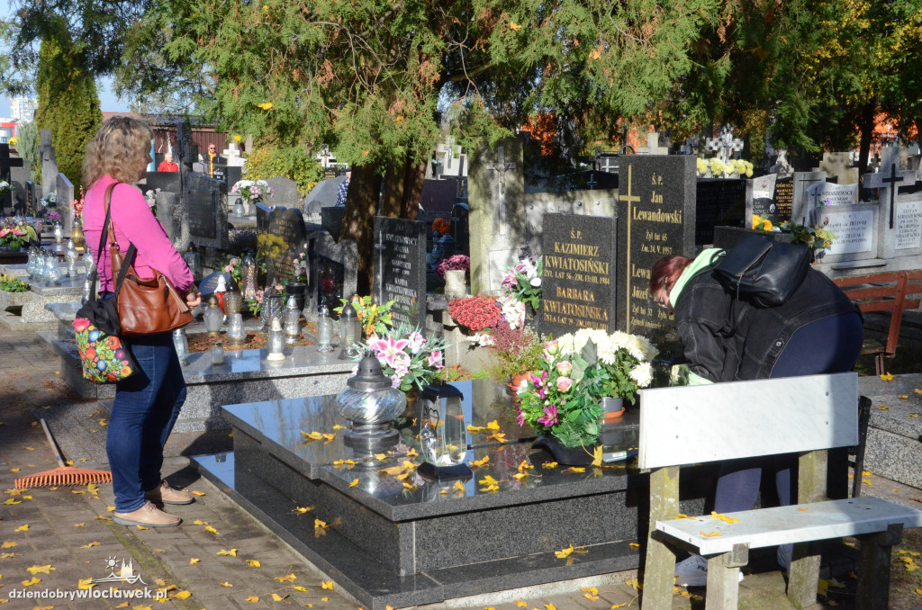 Włocławianie ruszyli na cmentarze