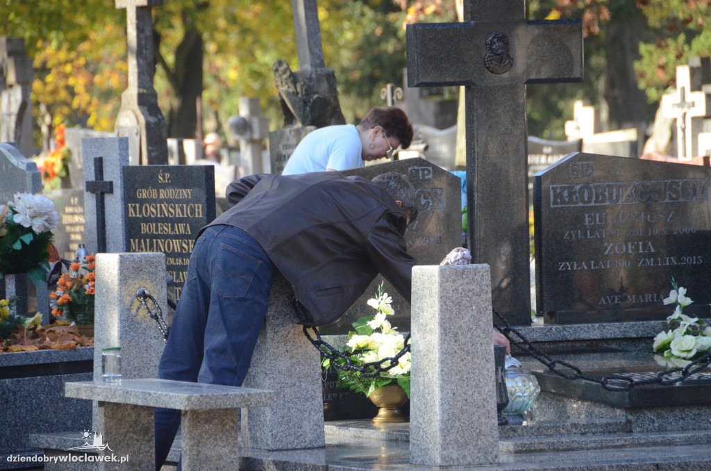 Włocławianie ruszyli na cmentarze