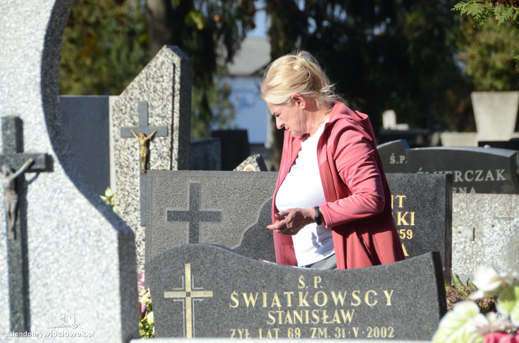 Włocławianie ruszyli na cmentarze