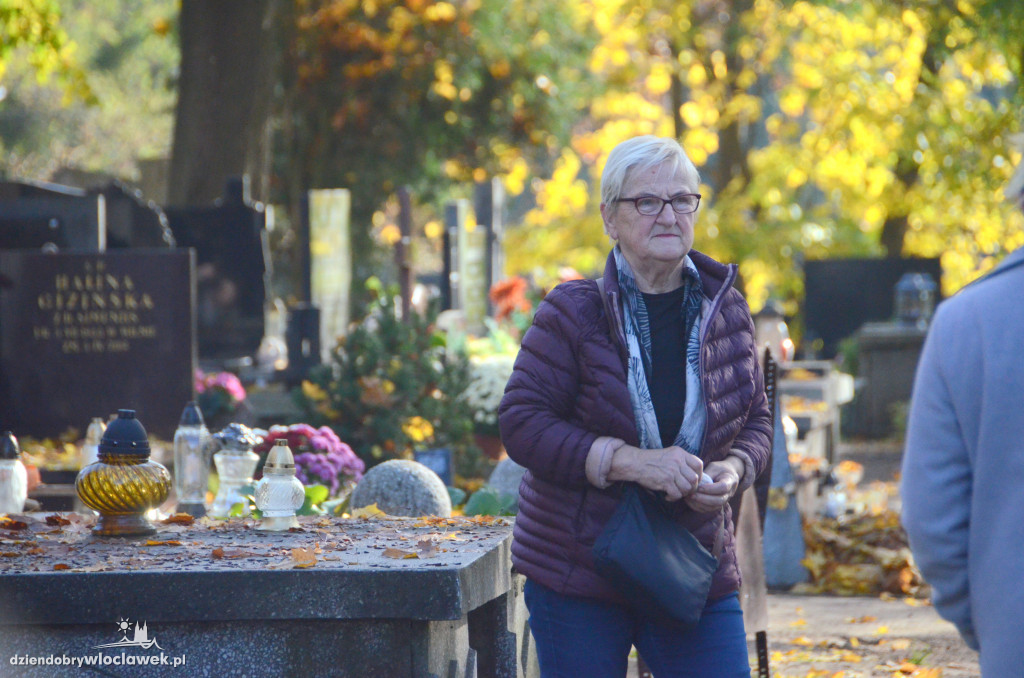 Włocławianie ruszyli na cmentarze