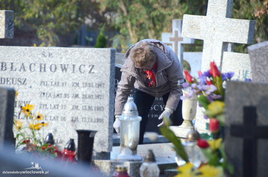 Włocławianie ruszyli na cmentarze