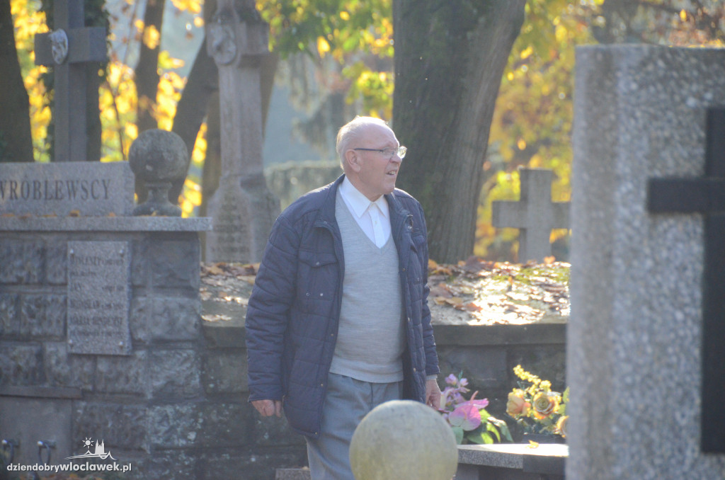 Włocławianie ruszyli na cmentarze