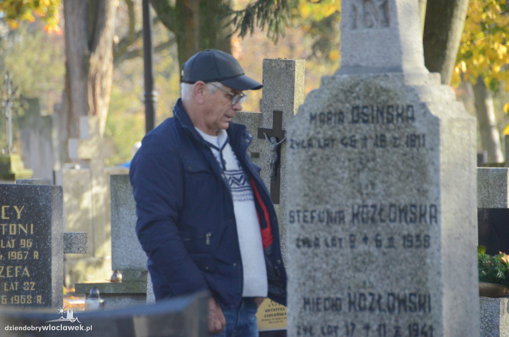 Włocławianie ruszyli na cmentarze